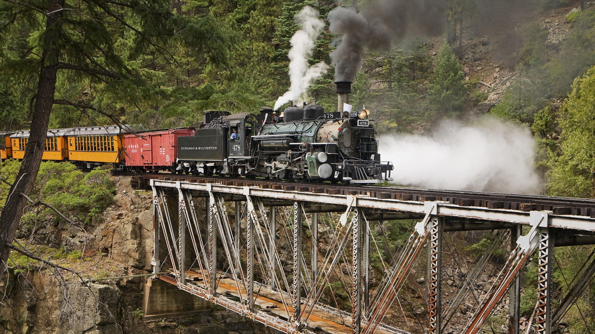 à travers le pont locomotive à vapeur vapeur composition transport forêt verdure fumée pierre montagnes roches wagons chemin de fer