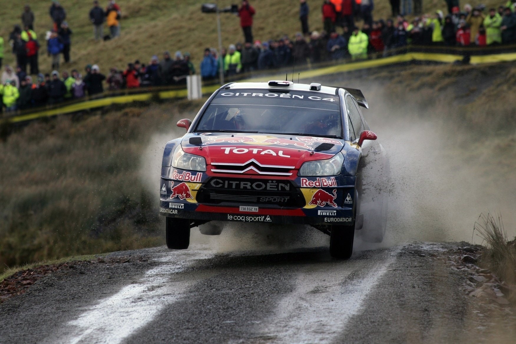 citroen c4 boue sous les roues citroen wrc rouge tremplin auto lettrage course poussière clôture citroen voitures de sport sport autoralli course rallye véhicules