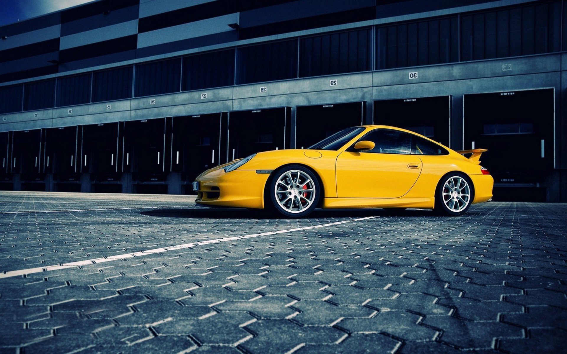 porsche giallo strada