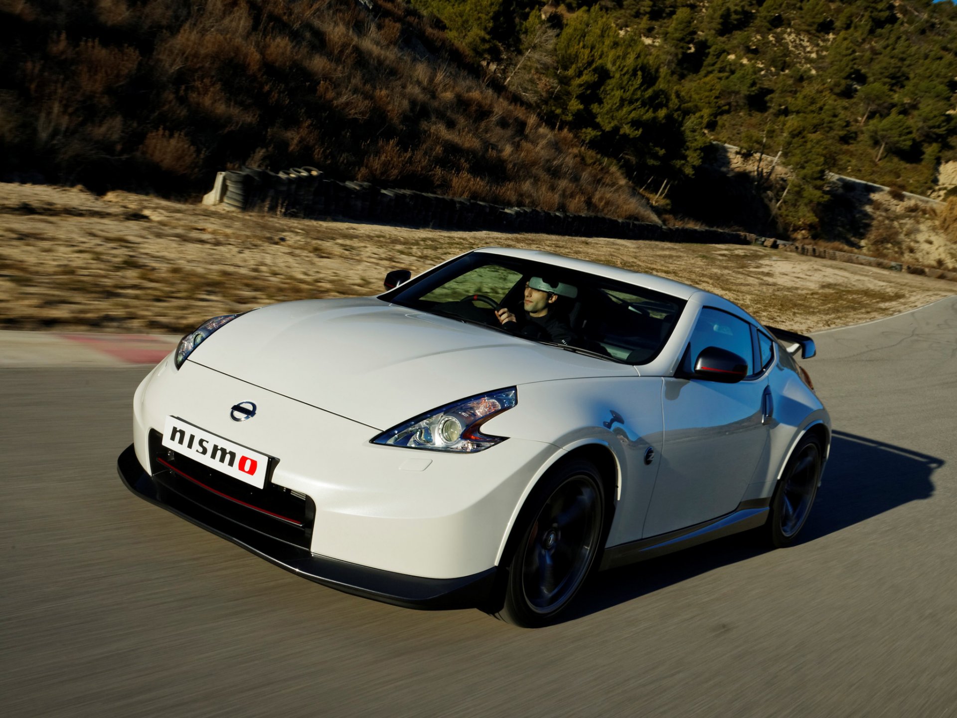 nismo nissan 370z вид спереди белый автомобиль