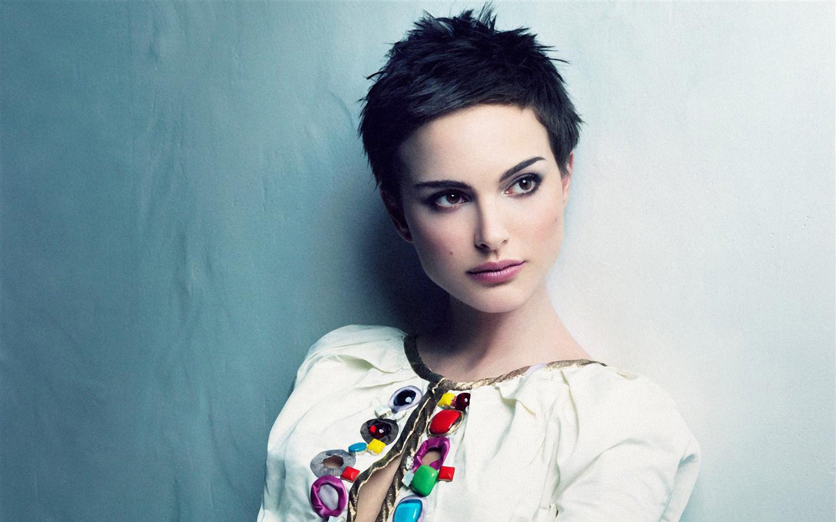 natalie portman colorful buttons short haircut natalie portman against the wall expressive facial features actress models portrait girls brunettes look women face eye