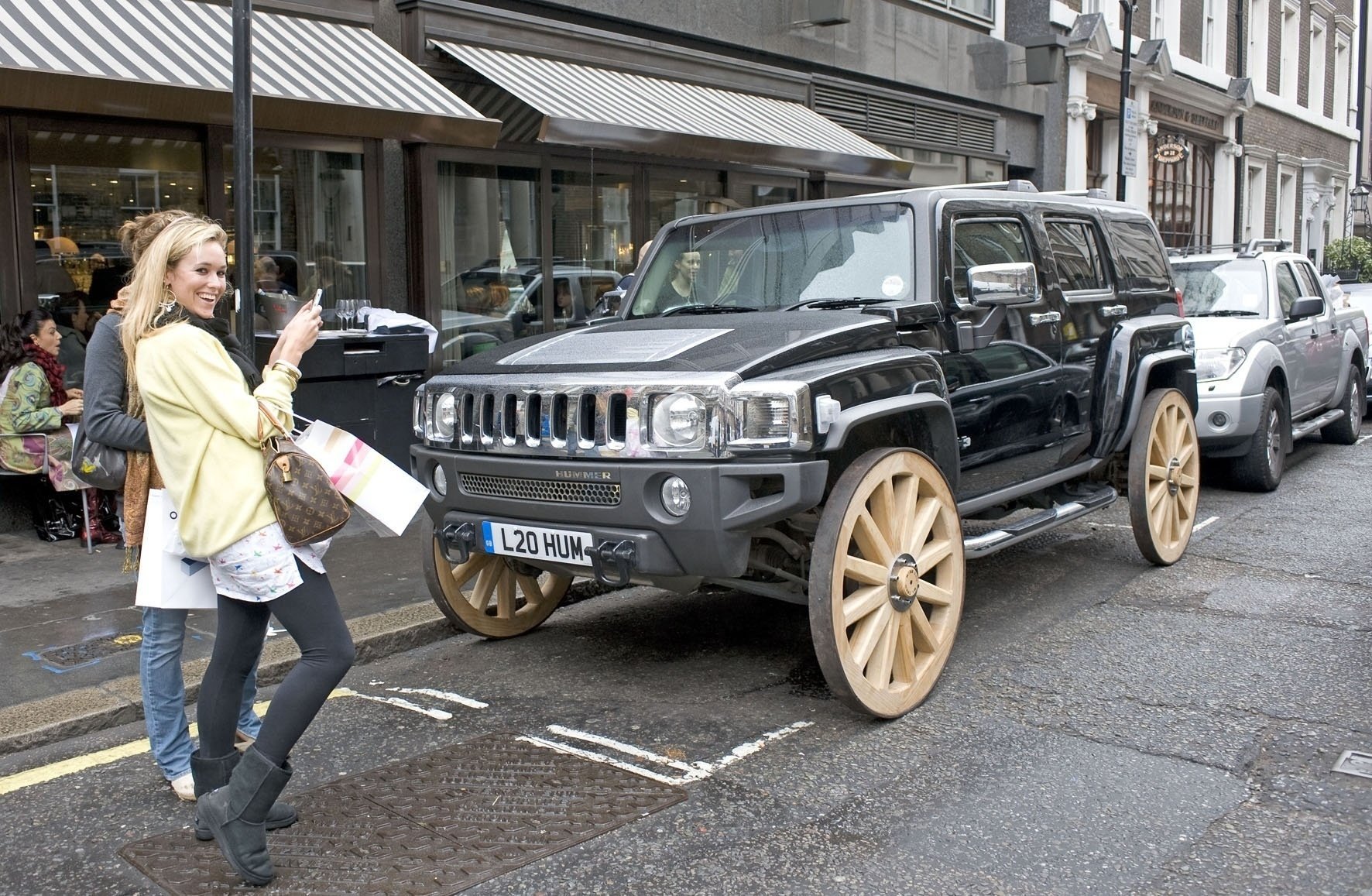 h3 ultime roue de wagon roues en bois créatif sur la route fille souriante hummer filles vitrines café sourire voitures transport auto amusement véhicules