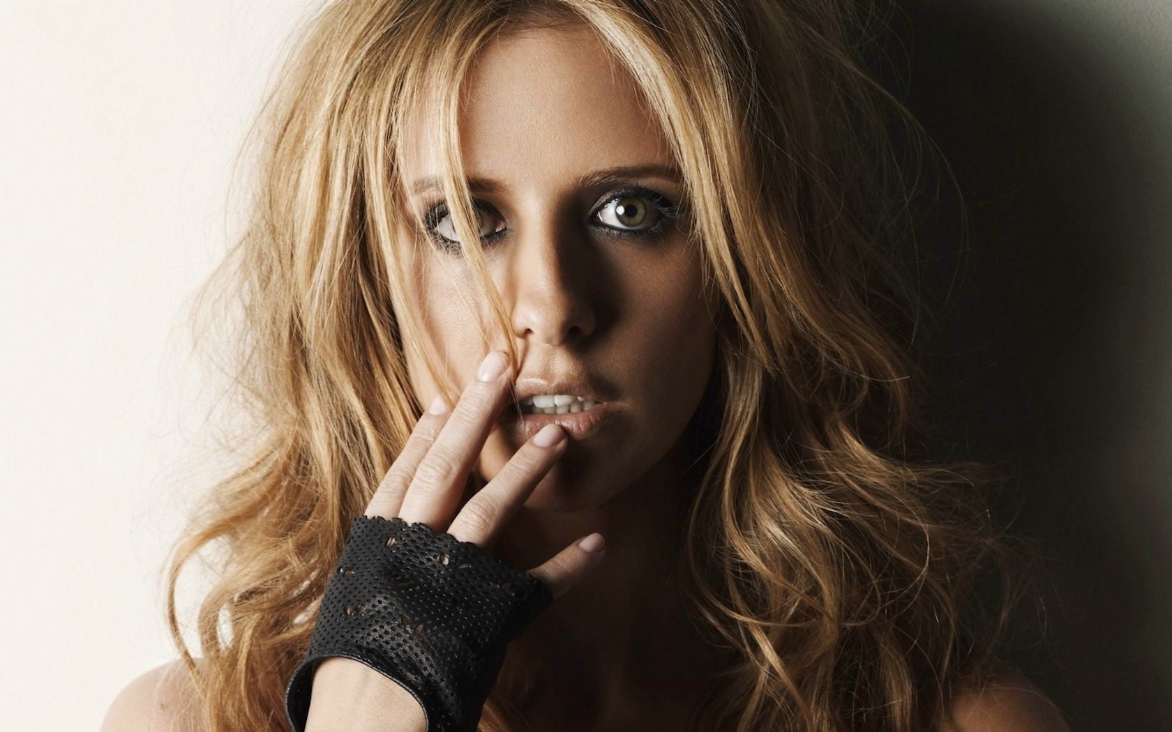 arah michelle gellar fingerloser handschuh netzhaut weit geöffnete augen überraschung verwirrung fotomodelle porträt mädchen blond blick frauen gesicht augen