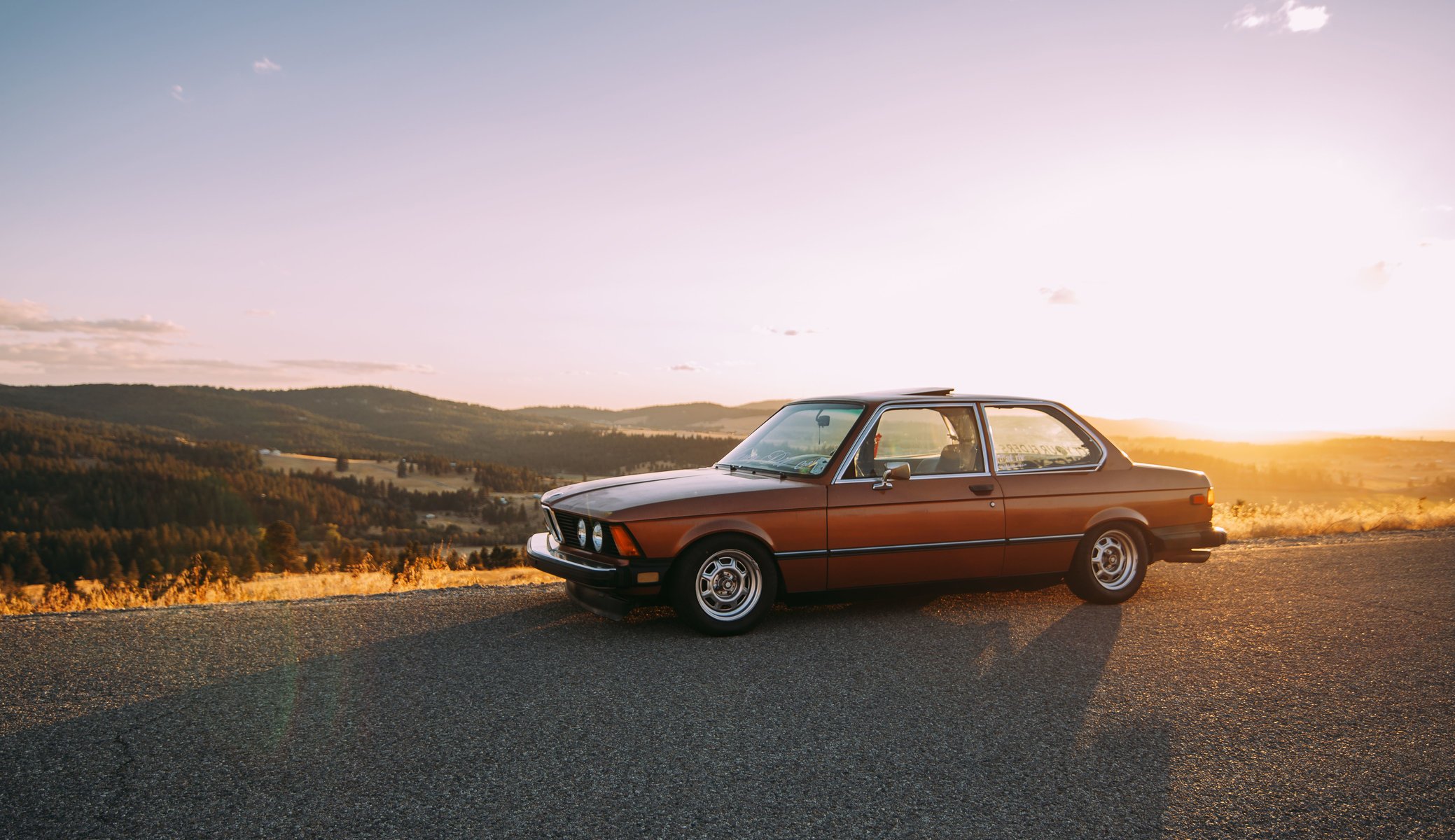 bmw e21 cień droga koła reflektory dolina wzgórza horyzont chmury niebo słońce