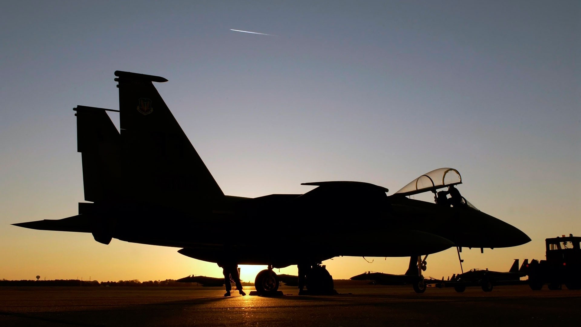 aereo caccia tramonto base militare f-15