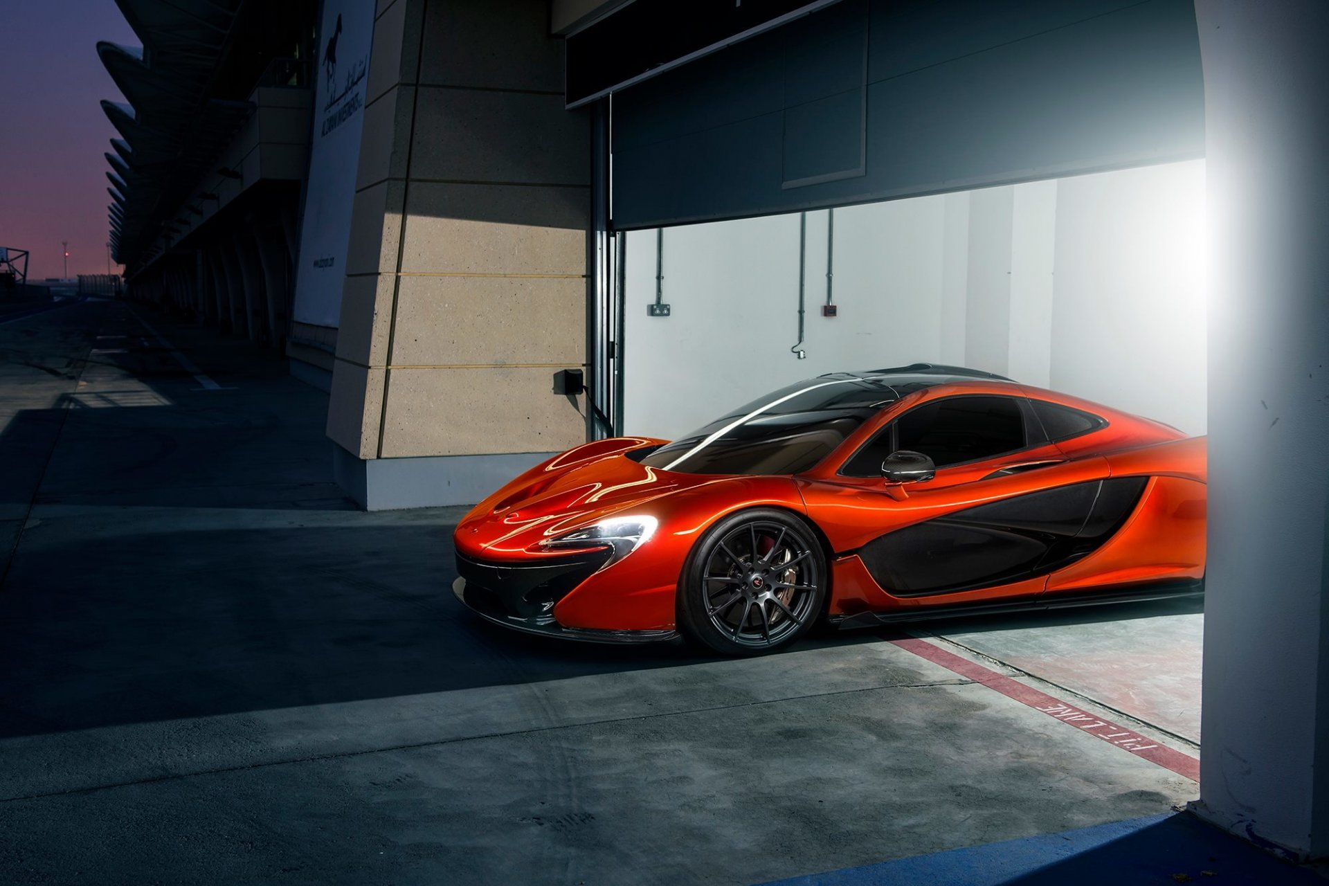 mclaren p1 pomarańczowy supersamochód tor światło wyścigi nigth przód piękno