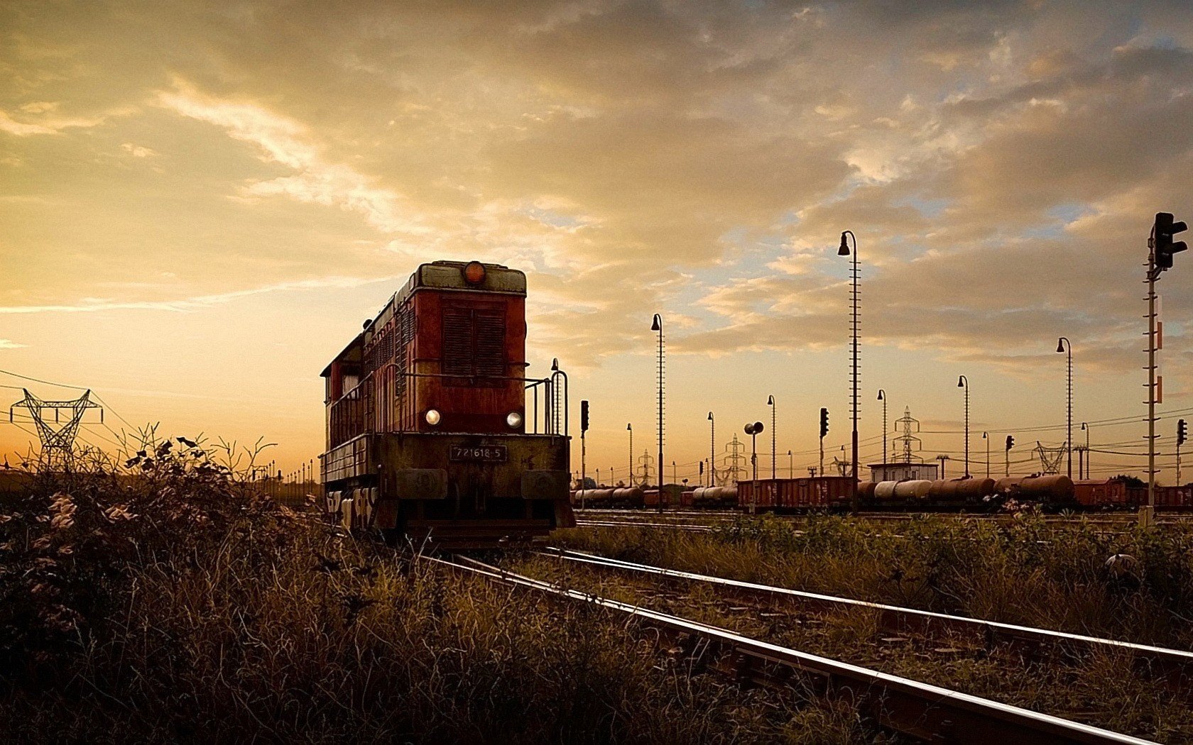 eisenbahn lokomotive schienen sonnenuntergang komposition transport station himmel wolken wolken gras abend schienentransport