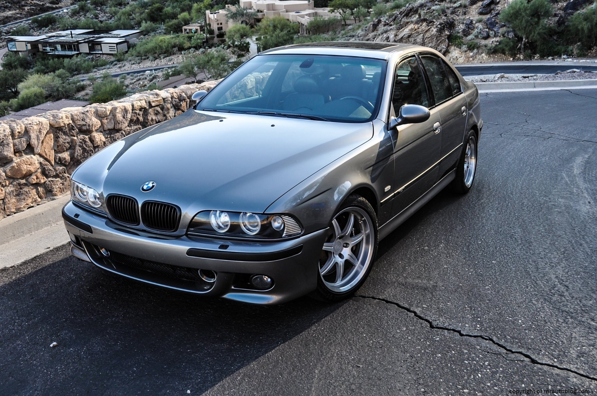 bmw m5 bmw e39 2002 auto montagne colline casa strada