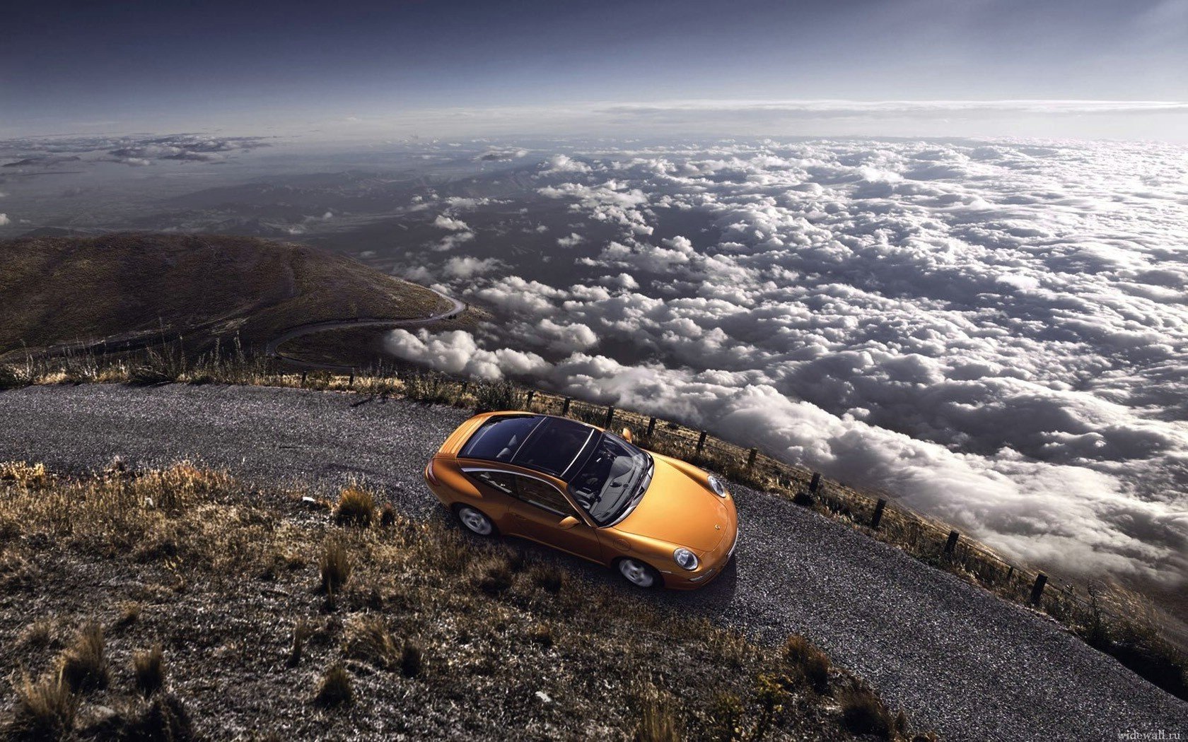 dans les montagnes porsche porshe au-dessus des nuages serpentine vue de dessus auto voiture terrain de montagne voiture orange voitures particulières transport véhicules à moteur