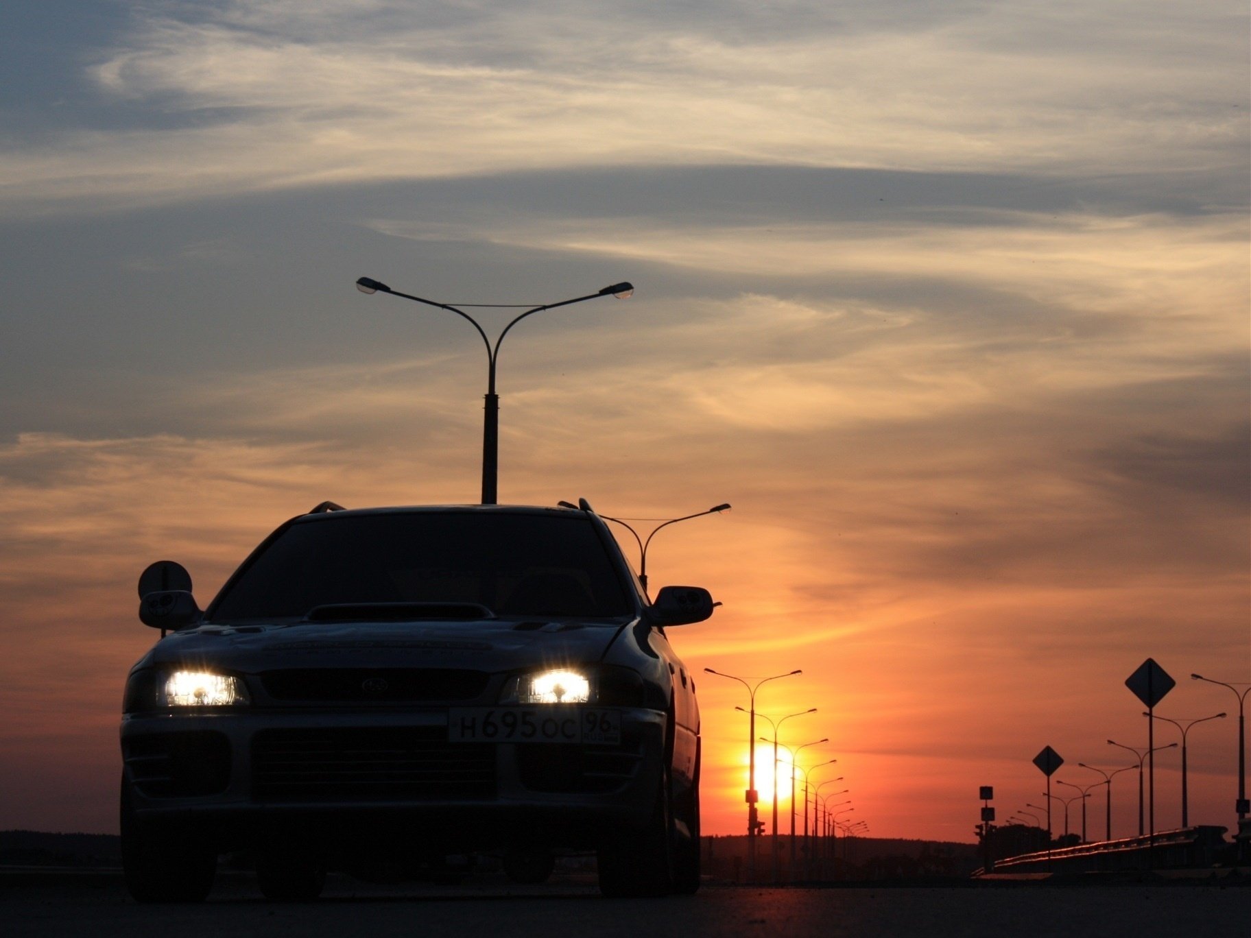 lampadaires beau ciel subaru impreza wrx phares au coucher du soleil autoroute signes atmosphère coucher de soleil voitures transport auto véhicules