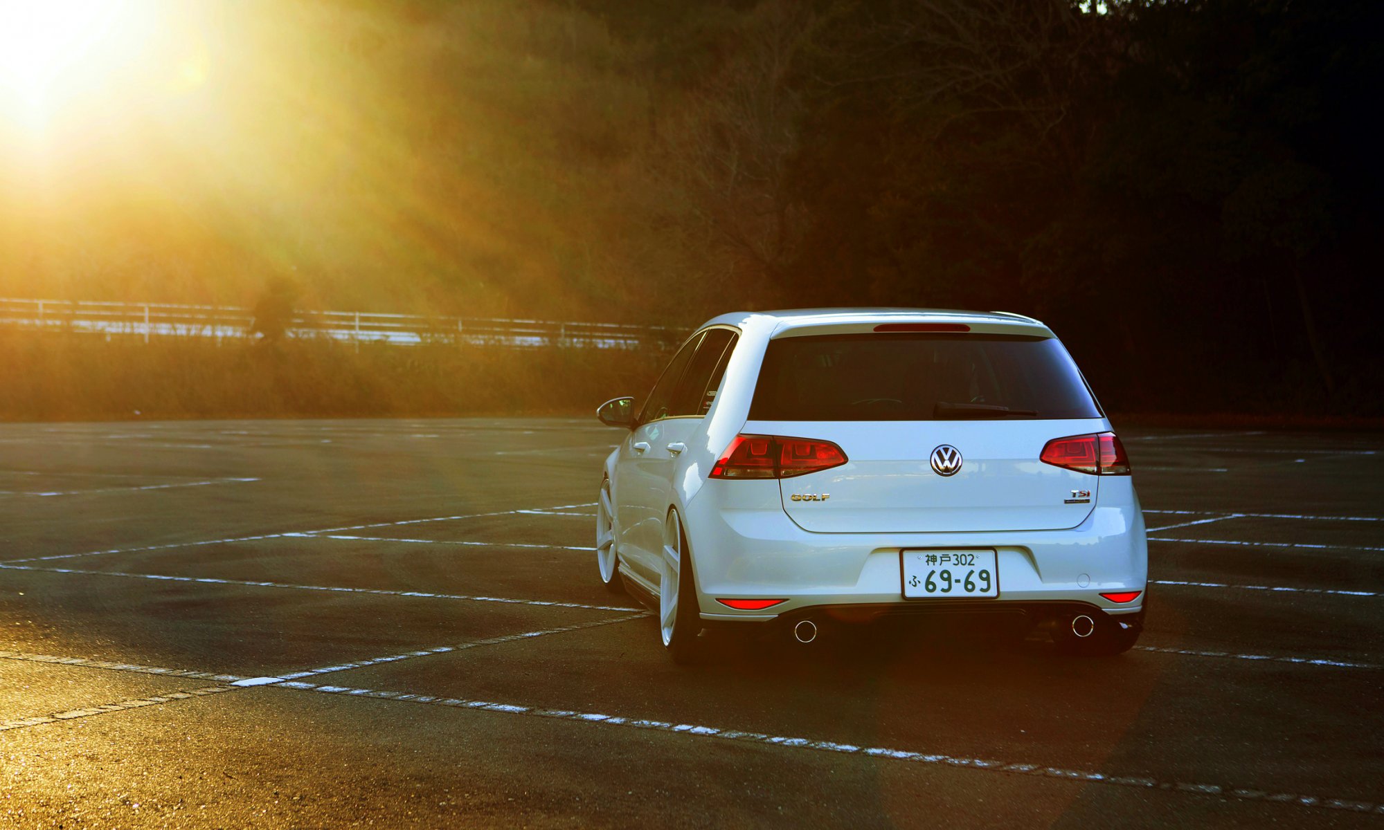 volkswagen golf bianco ruote