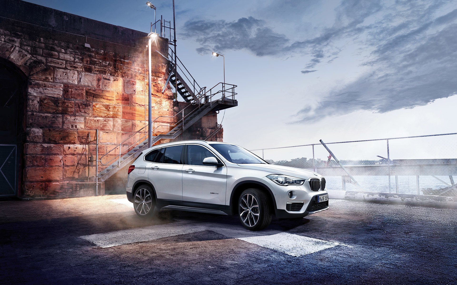 bmw x1 coche blanco parquet