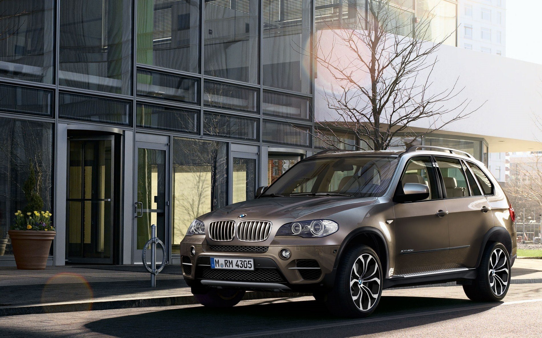 industria automotriz alemana ira bmw x5 llantas oficina estacionamiento automóviles vehículos automóviles vehículos bmw metálico plata carretilla ciudad vidrieras puertas maceta flor