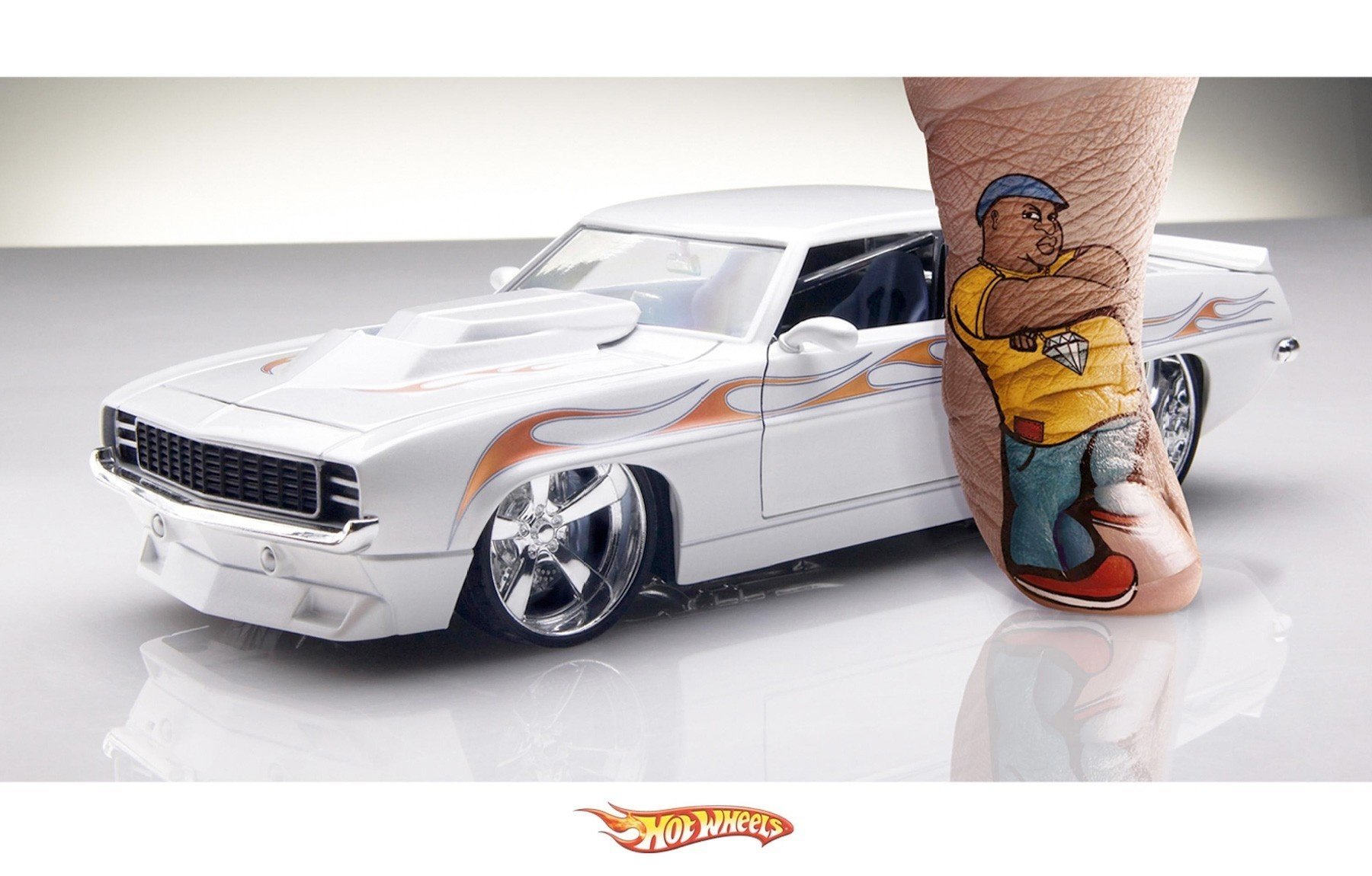 persona modellista dito auto modellista hot wheels bianco tatuaggio disegno creativo macchine