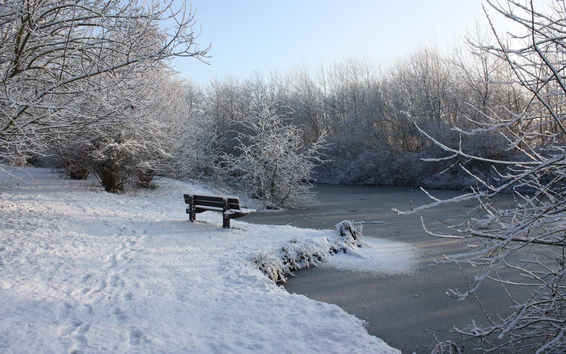 spuren im schnee laden am fluss winter wald flüsse bäche laden