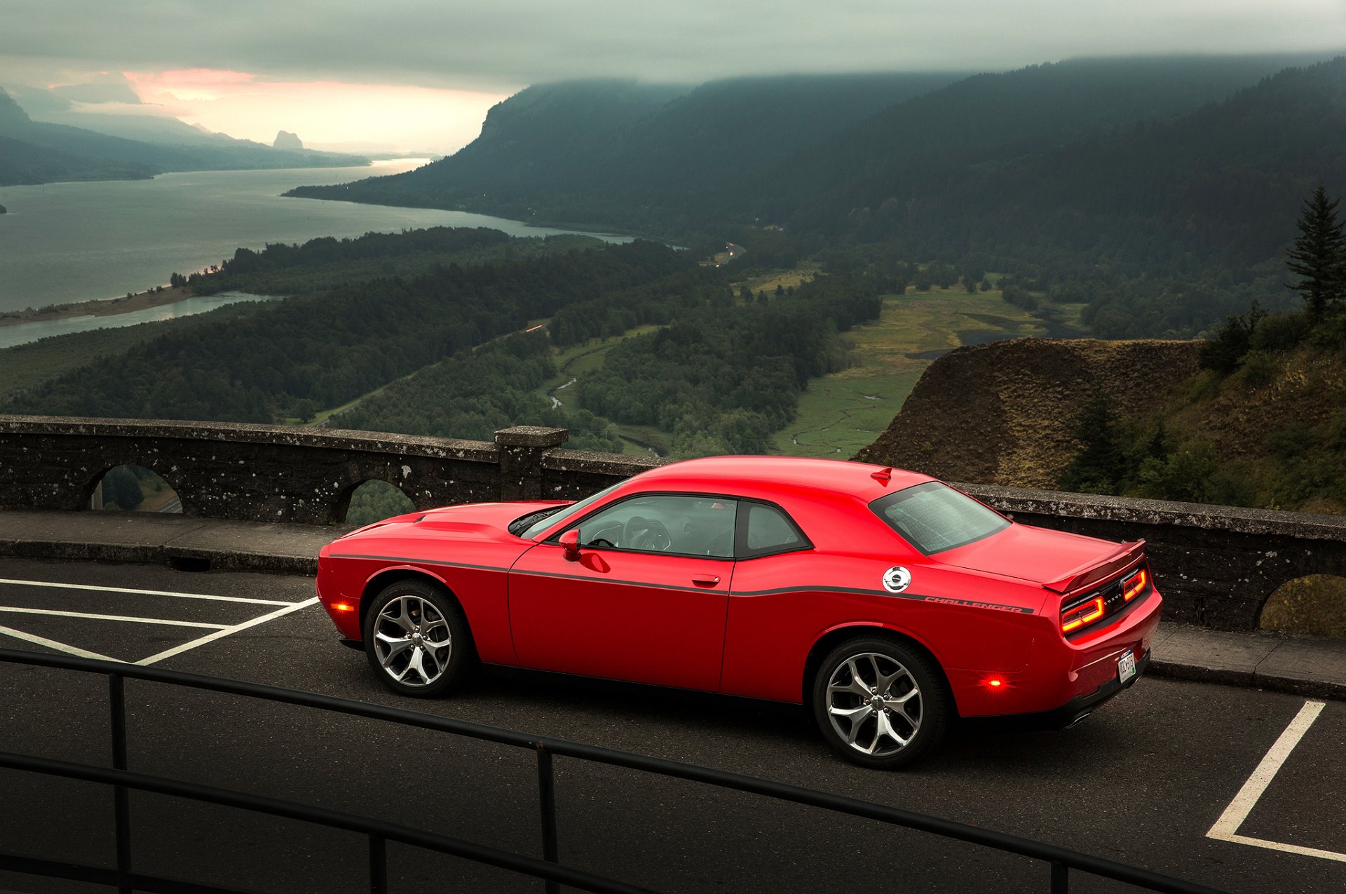 dodge challenger 2015 muscle car krajobraz dolina rzeka las góry zachód słońca droga