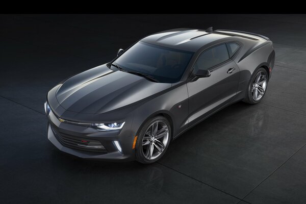 2015 grauer chevrolet camaro pc auf dunklem Hintergrund Vorderansicht