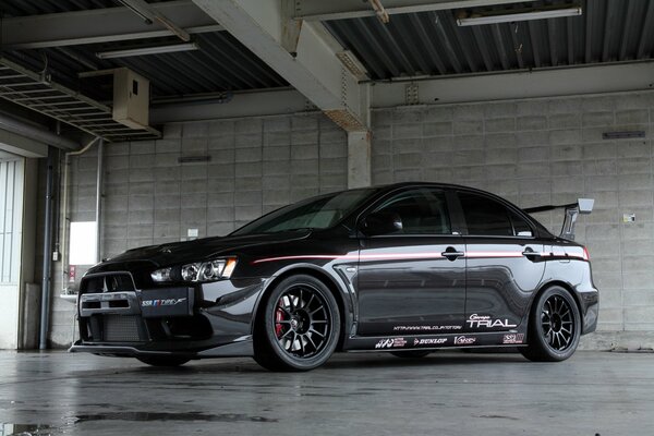 Noir Mitsubishi lancer à l intérieur