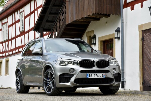 Auto des Baujahres 2015 bmw x5 in grauer Farbe