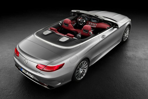 Mercedes convertible plateado con interior rojo