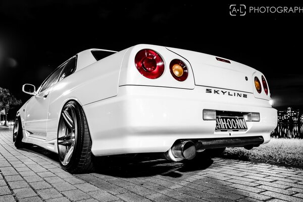 Nacht helle weiße Nissan Skyline