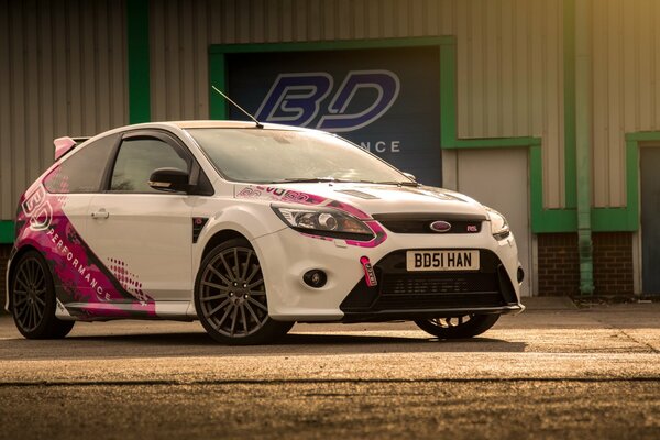 Ford Focus blanco con vinilos