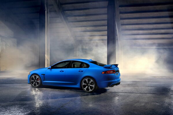 Jaguar xfr-s Blu chiaro in sbuffi di fumo