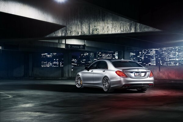 Mercedes dans le parking de nuit vue arrière