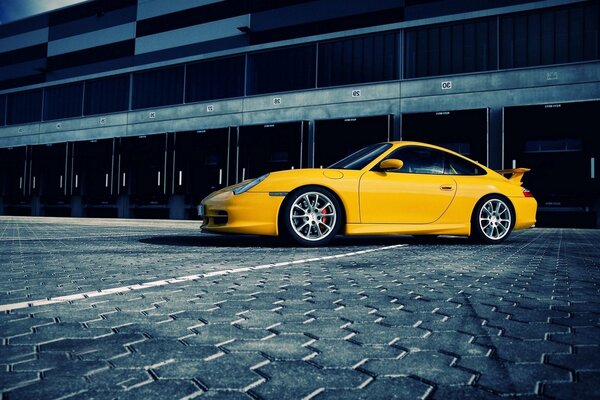 Imagen de un Porsche con estilo en la ciudad