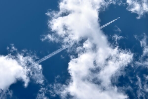 Un avion s est caché dans les nuages.