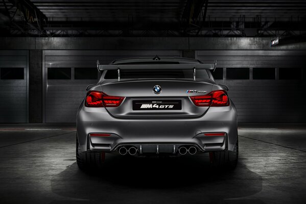 Schönes Foto eines BMW in der Garage ist dunkel