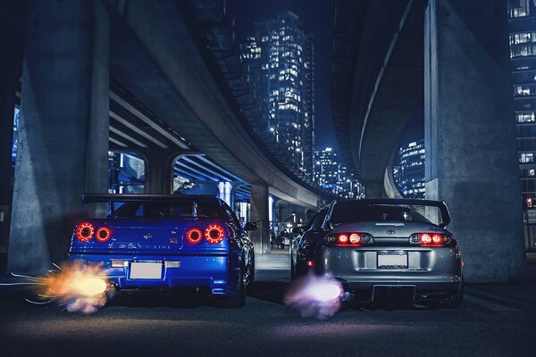 Course automobile dans la lumière de la ville de nuit