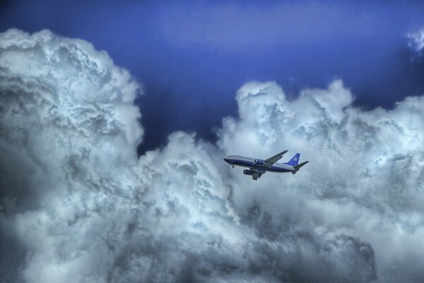 Ein kleines Flugzeug fliegt in den Himmel zwischen den Wolken