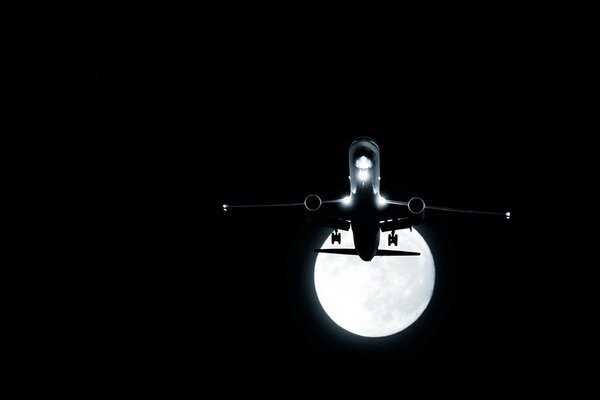 Vuelo nocturno de un avión contra la Luna