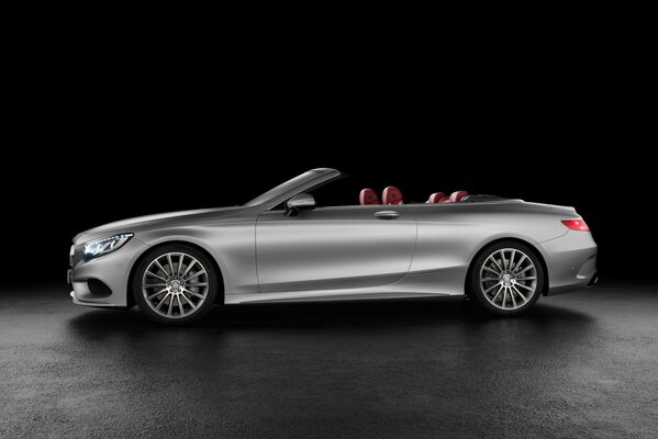 Mercedes argent cabriolet avec intérieur rouge