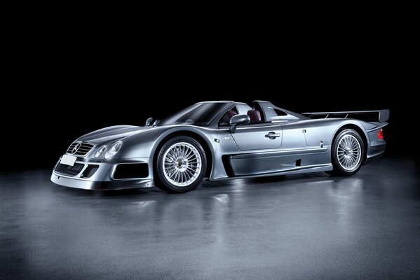 Supersamochód Mercedes w kolorze srebrnym