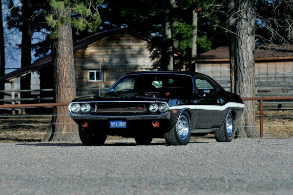 Challenger sullo sfondo di una casa colonica