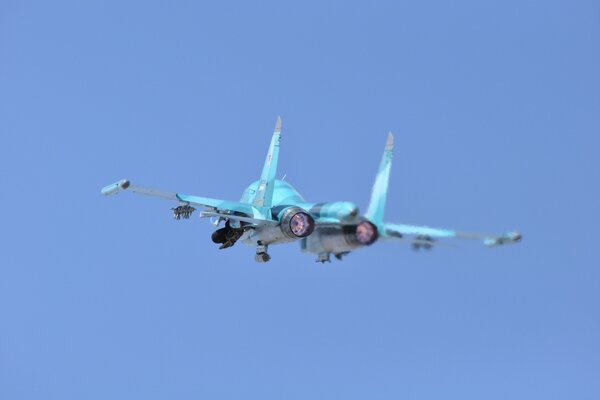 Avión de combate de primera línea durante el vuelo