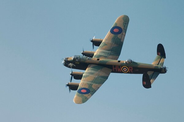 Avión Avro Lancaster en el cielo azul