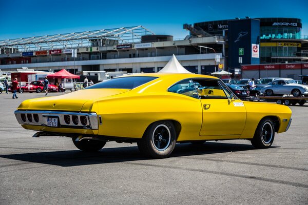 Классический жёлтый chevrolet каприз на дорогах города