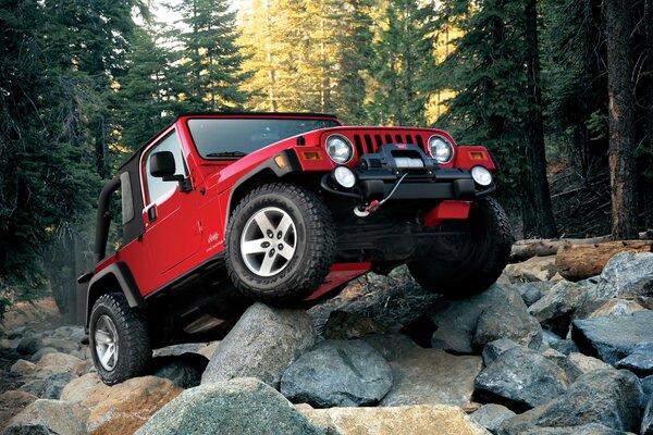 Brutaler roter Jeep wrangler