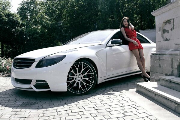 Fille spectaculaire, voiture chic. L été!