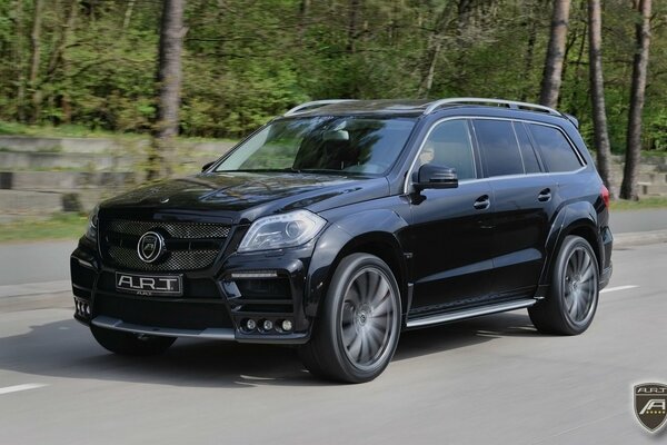 Mercedes pędzący po asfaltowej drodze