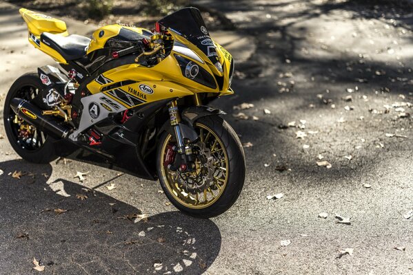 Yamaha Motorrad in gelb unterwegs