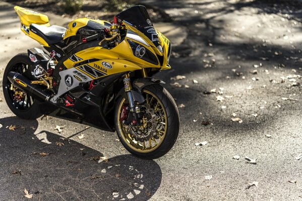 Moto yamaha en amarillo en la carretera