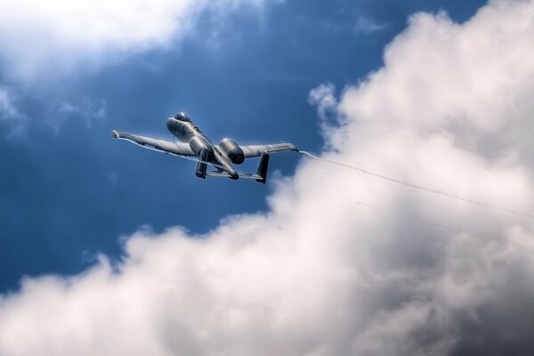 Самолет а10 взлетает на фоне красивых облаков