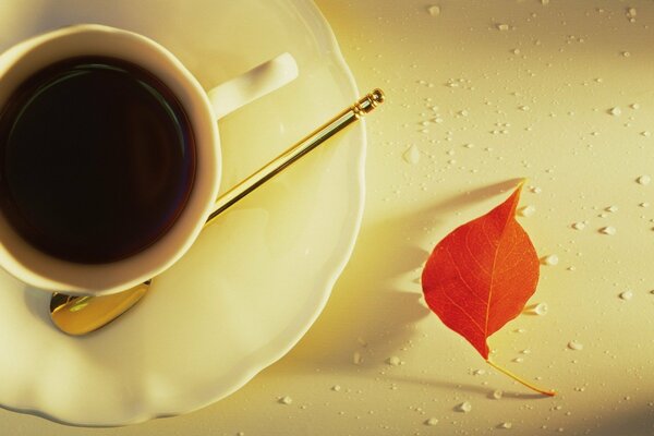 Mañana de otoño con una taza de expreso caliente