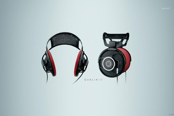 Auriculares rojo-negro sobre fondo gris