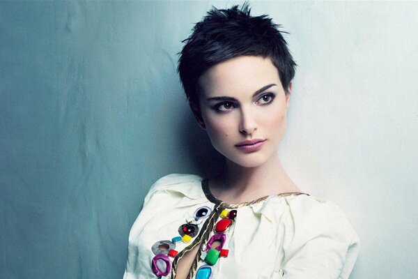 Natalie Portman avec un look expressif et une coupe de cheveux courte