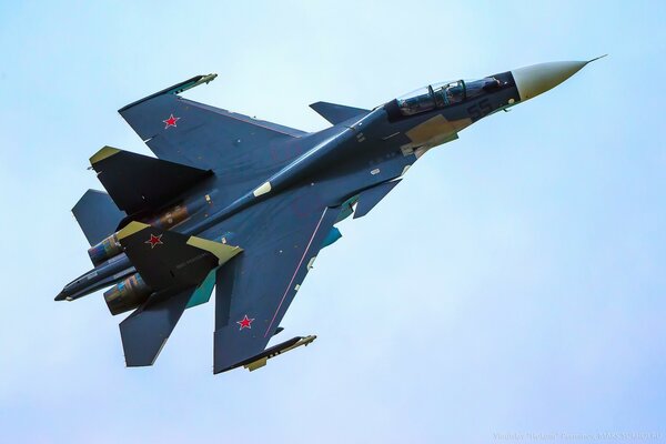 Caza militar su-30sm en vuelo durante una maniobra